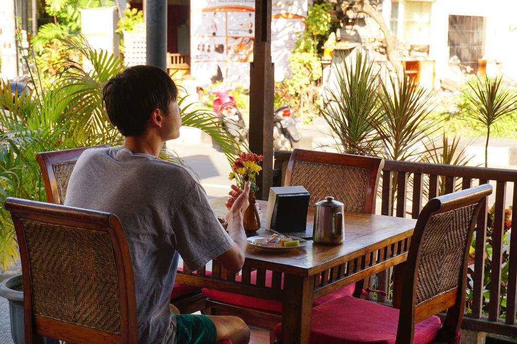 Yulia 2 Homestay Sanur Екстер'єр фото